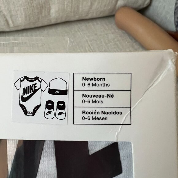 Newborn Nike 3-Piece Set Baby Bodysuit Hat Booties Black White 0-6 Months - Picture 3 of 7